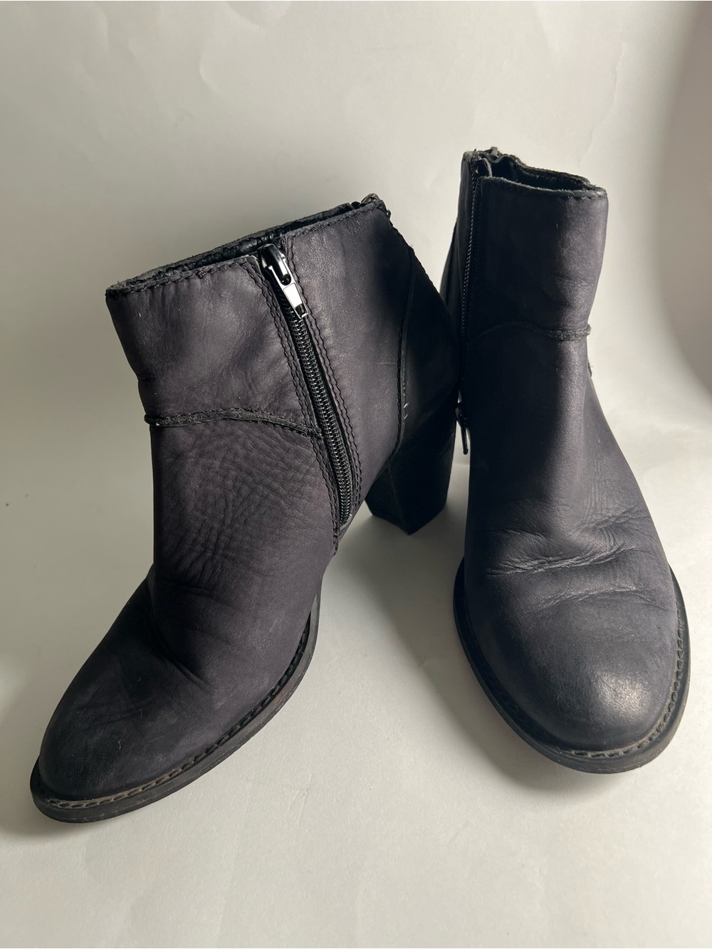 Women's Tesori Leather Ankle Booties with Side Zip Size 8